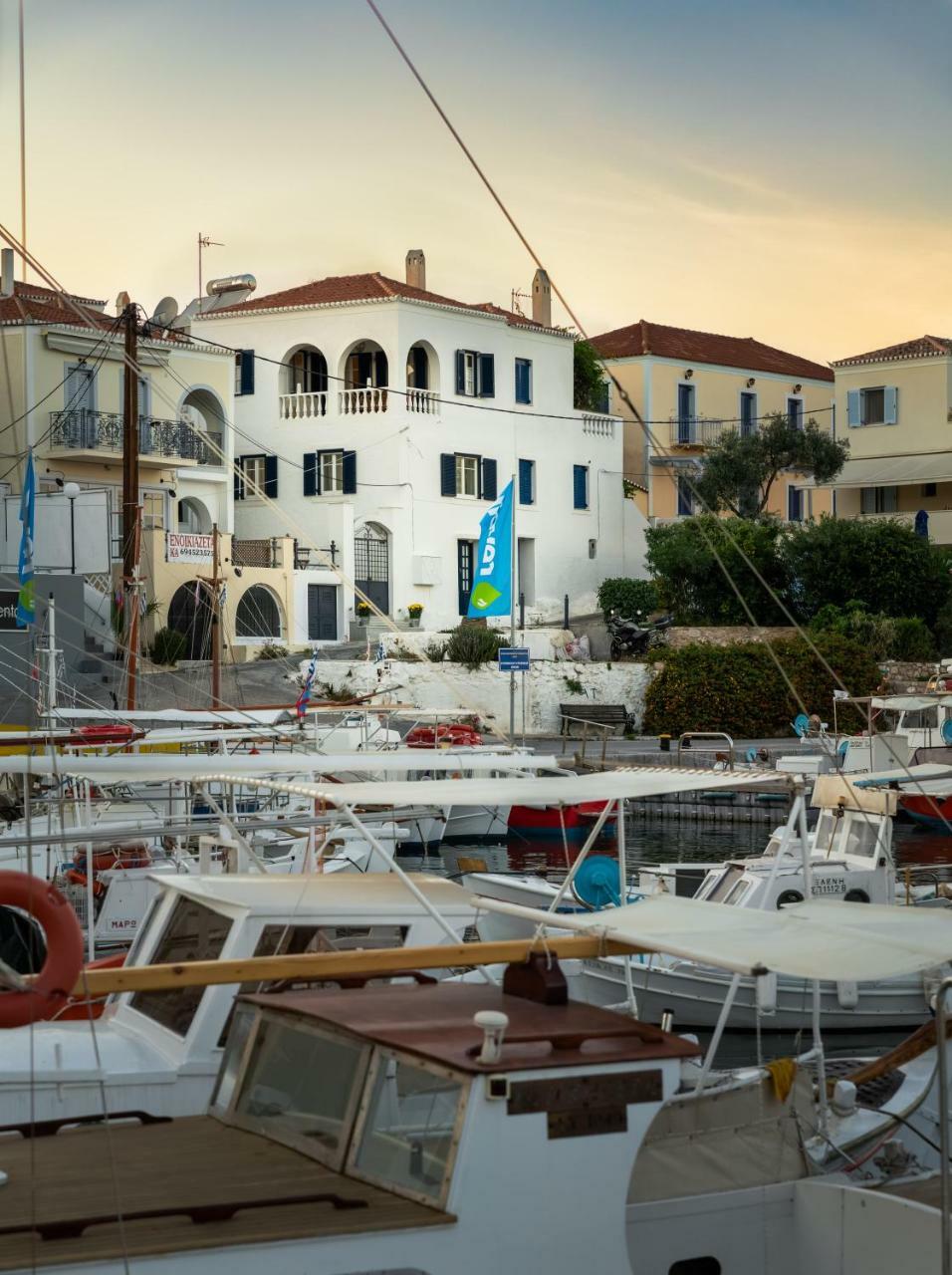 Porto Vecchio Luxury Suites Spetses Town Екстер'єр фото