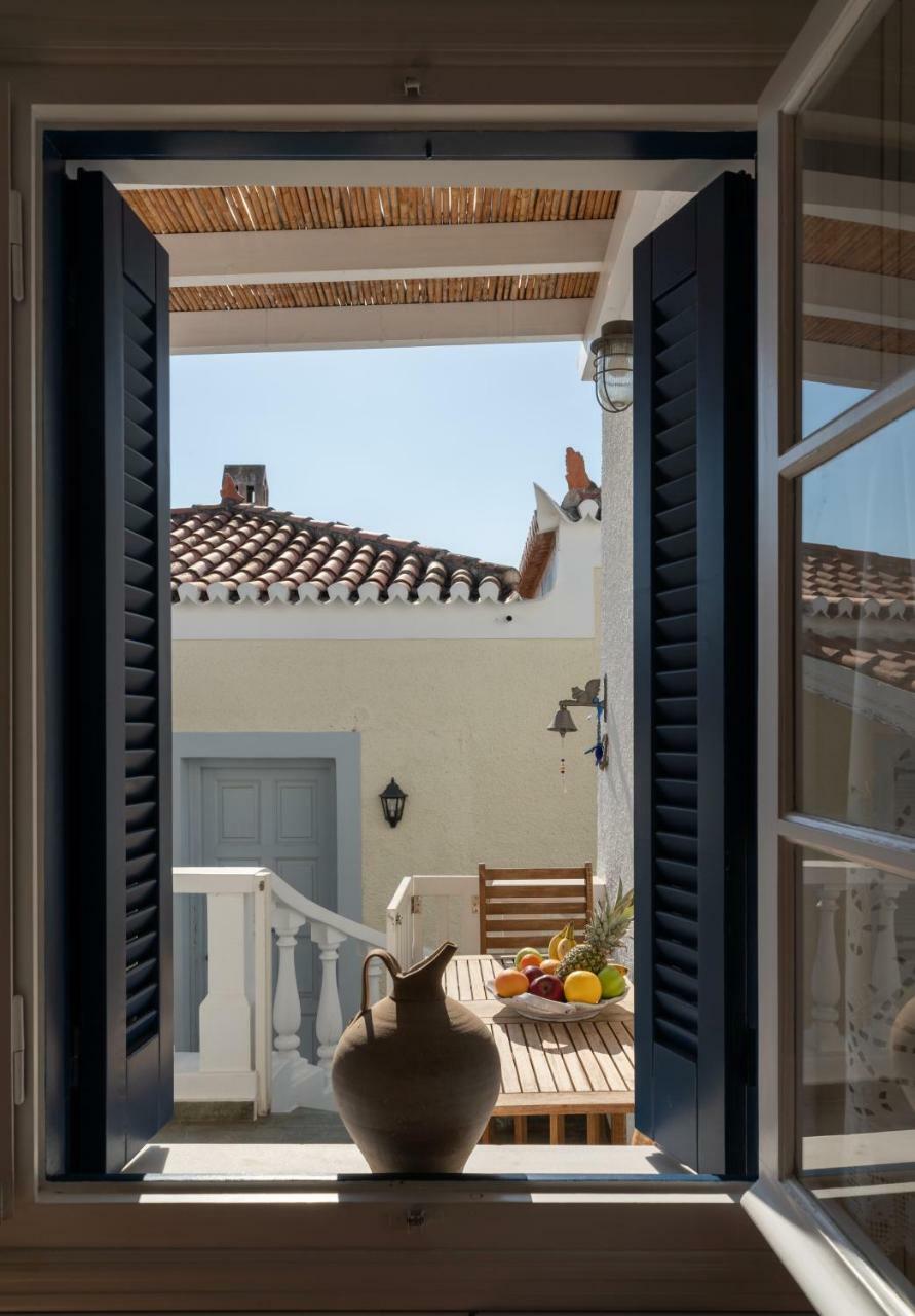 Porto Vecchio Luxury Suites Spetses Town Екстер'єр фото