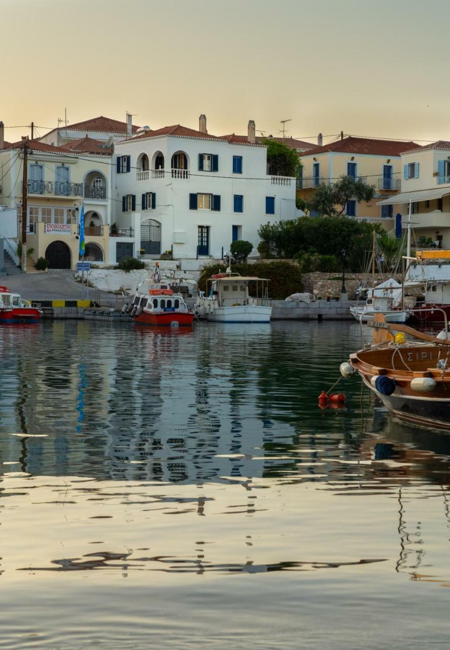 Porto Vecchio Luxury Suites Spetses Town Екстер'єр фото