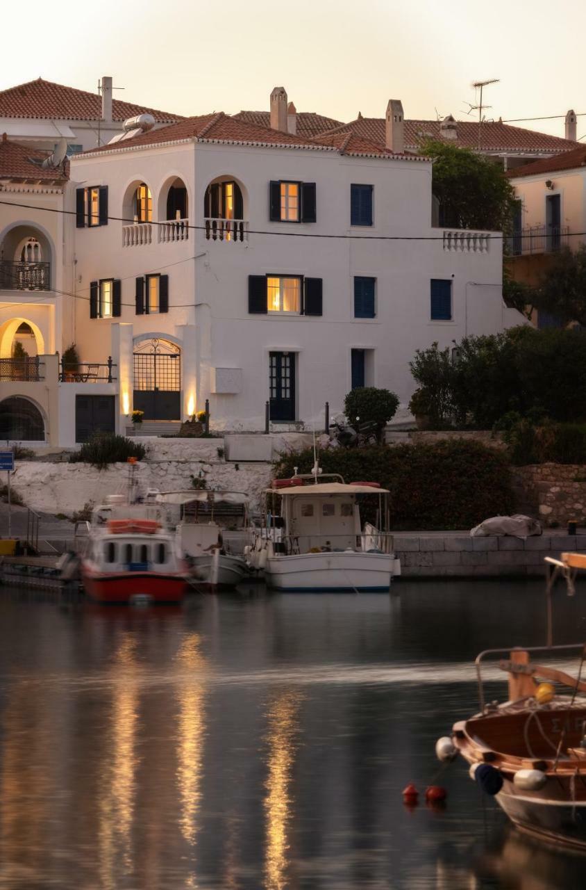 Porto Vecchio Luxury Suites Spetses Town Екстер'єр фото